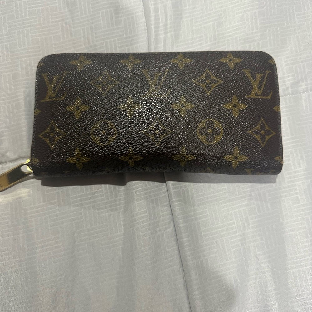 Louis Vuitton zip around wallet